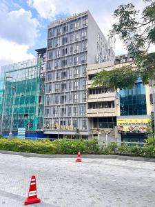 吉隆坡Hotel Aman Kuala Lumpur的前面有两块红色锥形的大建筑