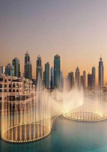 迪拜Deluxe Studio Address Dubai Mall "The Residence"的城市前的喷泉
