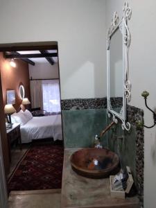 ZastronVULTURES LODGE的一间酒店客房内带水槽的浴室