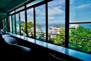 大岛hotel MOANA - Vacation STAY 76518v的客房设有海景大窗户。