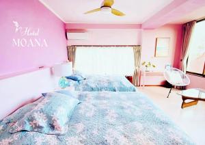 大岛hotel MOANA - Vacation STAY 76518v的一间卧室配有一张床和粉红色的墙壁