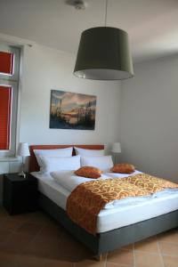 罗斯托克安特威戈公寓的一间卧室配有一张带绿灯的大床