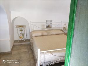 卡洛维诺Trullo sole e vento的一间小卧室,卧室内配有一张床铺