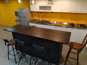 台北星空间 Star co-living space的厨房配有木制台面和冰箱