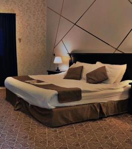 萨维奇هتان السودة Hattan Al-Sodah的一间卧室,卧室内配有一张大床