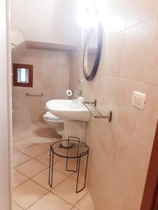 奥斯图尼Torre Marinella的一间带水槽和卫生间的浴室