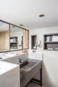 锡德Paloma Orenda的一间带水槽和大镜子的浴室