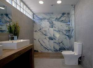 比雷埃夫斯Maxblue 2的浴室配有白色卫生间和盥洗盆。