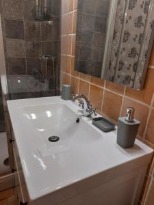 塞科夫列APARTMENT KORTINE的浴室配有白色水槽和淋浴。
