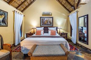 马里兰Mhlati Guest Cottages的一间卧室,卧室内配有一张大床
