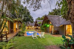 马里兰Mhlati Guest Cottages的一个带游泳池和庭院的别墅