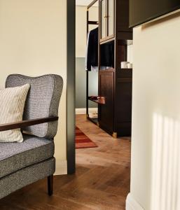 柏林The Hoxton, Charlottenburg的客厅配有椅子和衣柜