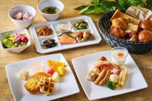 东京品川王子大饭店的一张桌子,上面有三盘食物和一篮子食物