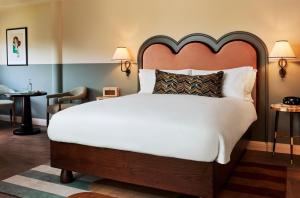 柏林The Hoxton, Charlottenburg的卧室配有一张大白色的床和大床头板