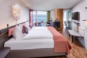 塔尔维尔塞达提斯瑞士品质酒店的酒店客房设有一张大床和一个阳台。