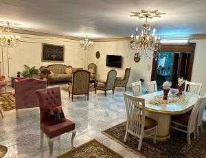 开罗Luxury Apartment 2 Nasr City- City stars的客厅配有桌椅