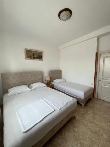 乌尔齐尼Imperator Apartments的一间卧室,配有两张床