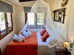 贝纳尔马德纳Bungalow Aloha con Piscina Privada y Barbacoa的一间卧室配有一张带蚊帐的床