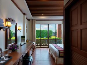 芭东海滩Sun Hill Hotel Patong的酒店客房设有一张床和一个阳台。