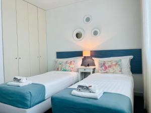 里斯本ABC Expo Apartment的墙上一张惊人的脸,房间里有两个床