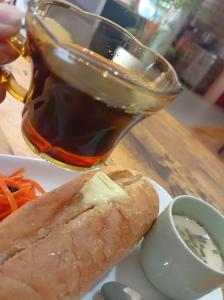 暹粒Hostel Goen -Japanese hostel-的夹三明治和一杯茶的盘子