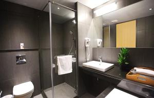 嘉义市嘉义观止饭店的浴室配有卫生间、盥洗盆和淋浴。