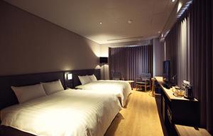 嘉义市嘉义观止饭店的酒店客房设有两张床和电视。