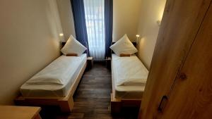 森夫滕贝格Hotel Due Fratelli的小型客房 - 带2张床和窗户