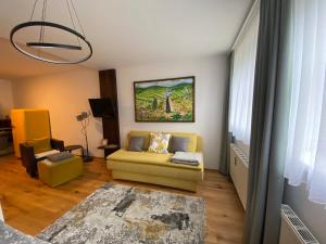 韦因道旁格兰茨Glanz-Zeit-Apartment的客厅配有沙发和椅子
