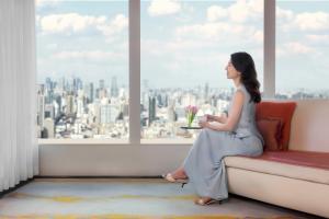 上海上海浦东丽思卡尔顿酒店的坐在沙发上看着窗外的女人