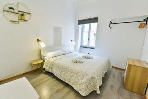 瓦里格提Welcome Varigotti - Borgo Saraceno - Libeccio的白色的卧室设有床和窗户