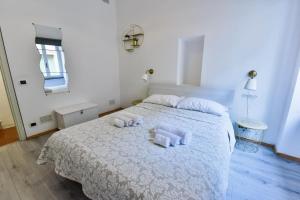 瓦里格提Welcome Varigotti - Borgo Saraceno - Libeccio的一间卧室配有一张床,上面有两条毛巾