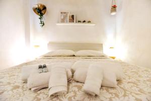 瓦里格提Welcome Varigotti - Borgo Saraceno - Tramontana的一间卧室配有带毛巾的床