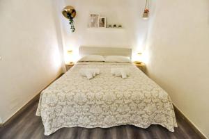 瓦里格提Welcome Varigotti - Borgo Saraceno - Tramontana的一间卧室配有一张大床和两个枕头