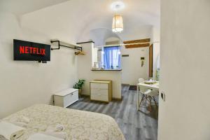 瓦里格提Welcome Varigotti - Borgo Saraceno - Tramontana的一间酒店客房 - 带一张床和一间浴室