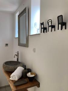 普赖斯特荣主教区长住宿加早餐旅馆的浴室设有水槽和墙上的镜子
