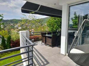 布达厄尔什Private Family Villa的设有一个配有桌椅并享有美景的阳台。
