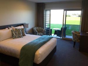纳皮尔东码头酒店的酒店客房设有一张床和一个大窗户