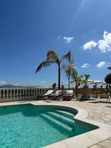 旺斯米拉玛酒店的海景游泳池