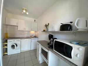 布科·莱斯白老城Appartement Vieux-Boucau-les-Bains, 3 pièces, 6 personnes - FR-1-379-75的厨房配有微波炉、洗衣机和烘干机