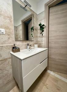 维罗纳Al BORGO costermano sul garda via pertica 8A的浴室设有白色水槽和镜子