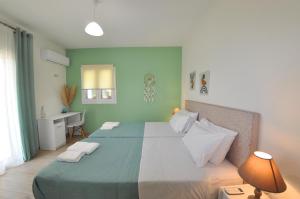 Ágios ProkópiosVilla Eoli Corfu的一间卧室配有一张大床和一张书桌