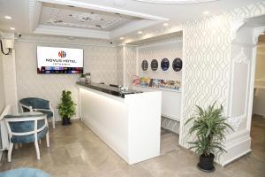 伊斯坦布尔Novus Hotel İstanbul的商店里的酒吧,有柜台和椅子