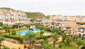 维拉Casa Brisa Marina Vera的享有度假村的空中景致,设有游泳池和棕榈树