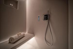 阿罗萨高尔夫球－&霍夫马朗运动酒店的带淋浴和可移动毛巾的浴室