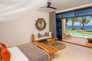 基济姆卡济Kwanza Resort by SUNRISE的客厅配有一张床,享有海景