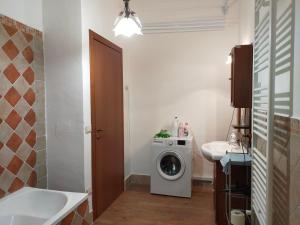 Castellana SiculaCasa Vacanze TwentyMiles的一间带洗衣机和水槽的浴室