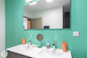杜萨尔Gite Annecy 202 - Au Royaume des Castors - Appt 202的浴室设有白色水槽和镜子