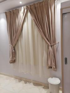 艾卜哈العرين بارك للشقق المخدومة的设有带卫生间的浴室内的淋浴帘