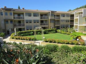 黄金海岸伯利村庄酒店的公寓大楼设有花园和喷泉